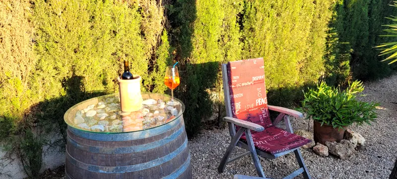 Mediterraner Kiesgarten mit Natursteinweg, blühenden Sträuchern und Amphoren